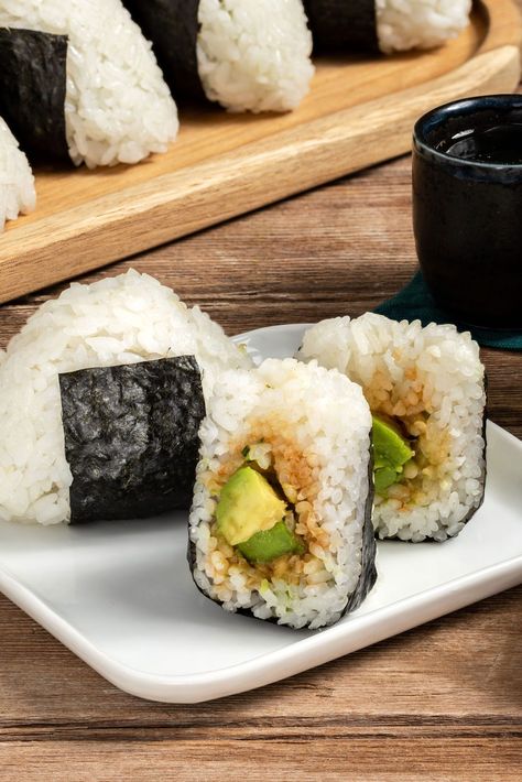 Avocado Stuffed Rice Balls (Onigiri) Rice And Avocado Recipe, Onigiri Recipe Vegan, Japanese Stuffed Rice Balls, Vegetarian Onigiri Filling, Vegan Onigiri Filling, Onigiri Recipe Vegetarian, Vegetable Onigiri, Japanese Healthy Recipes, Avocado Onigiri