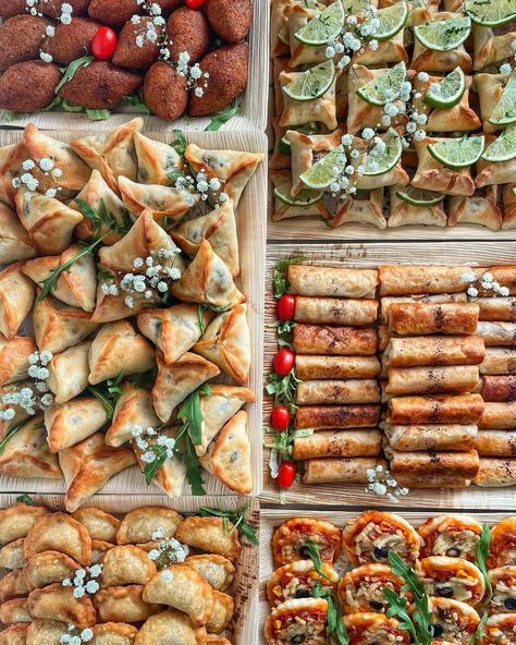 Party Food Bars, Catering Food Displays, Party Food Buffet, Christmas Homescreen, Catering Ideas Food, Party Food Platters, Wedding Buffet, Chafing Dishes, Food Displays