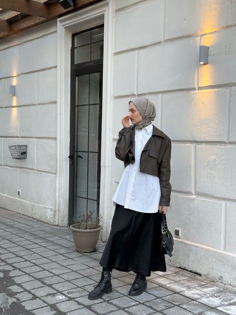 Spring Hijab Style Outfit Ideas, Cropped Blazer Outfit Hijab, Crop Outer Outfit, Cropped Blazer Street Style, Outfit Outer Hijab, Outer Hijab Outfits, Blazer Outfits Hijab, Styling A Scarf, Crop Blazer Outfit