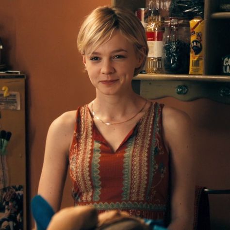 Carey Mulligan as Irene Gabriel #drive #carreymulligan #carreymulliganicon #irenegabriel #irenegabrielicon #movie #film Carey Mulligan Drive, Carey Mulligan Short Hair, Carrie Mulligan Hair, Carry Mulligan, Carrey Mulligan, Carey Mulligan Hair, Carrie Mulligan, Girls Short Haircuts, Carey Mulligan