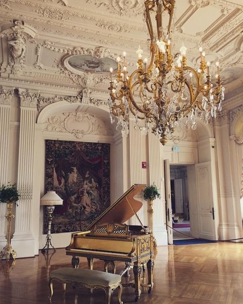 Wences Lee on Instagram: “Rosecliff Mansion music hall #grandpiano #newportmansions #rosecliffmansion #memorialdayweekend #frozenintime #newport #rhodeisland…” Mansion Ballroom, Chinese Tea House, Rosecliff Mansion, New England Prep, Wok Of Life, Marble House, Luxurious Life, Royal Aesthetic, New York Central