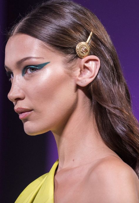 For a more wearable take on the trend look to Versace, where models wore wings of colored liner with a metallic sheen. Color and Glitter and metallics. #Versace #glittermakeup #makeuptrends Catwalk Hair, Catwalk Makeup, Spring Hair Accessories, Summer Hair Trends, Lumpy Space, Runway Hair, Editorial Hair, Runway Makeup, Green Eyeshadow