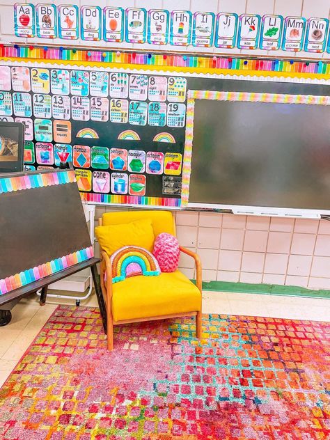 Classic Classroom Decor, Colorful Classroom Ideas, 70s Classroom Decor, Pre K Classroom Themes, Preschool Teacher Aesthetic, Pre K Classroom Set Up, Colorful Classroom Theme, Butterflies Classroom, Classroom Aesthetic