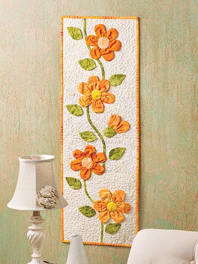 Peachy Keen Wall Hanging pattern and video from Annie's Creative Studio.  Click here to watch: https://www.anniescatalog.com/studio/detail.html?prod_id=144104 Bee Quilts, Applique Wall Hanging, Quilt Borders, Patchwork Table Runner, Small Wall Hangings, Spring Quilts, Flower Table, Flower Quilts, Quilted Table Toppers