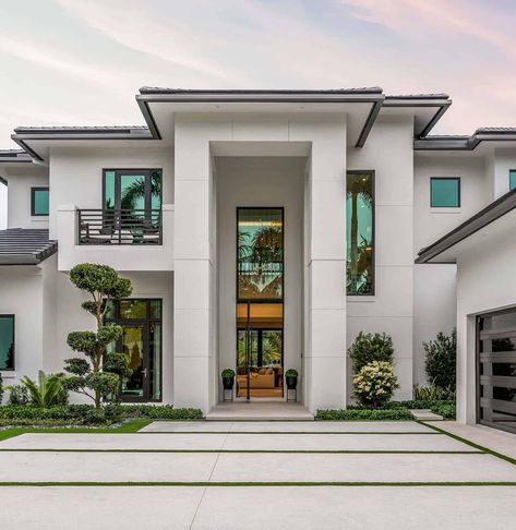 Tour this stunning California modern style home in Boca Raton, Florida Modern Beach House Front Exterior, Modern Home Front Exterior, Florida Homes Exterior, Front Elevation Designs Modern, California Modern Interior, Contemporary Farmhouse Exterior, Florida Style Homes, Home Front Elevation, Florida Beach Homes