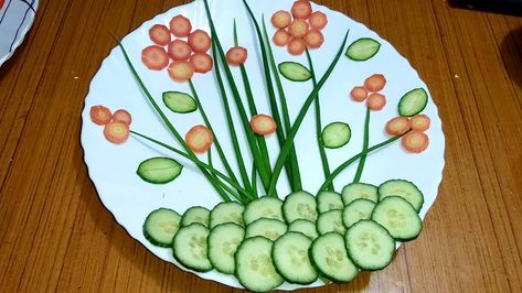 Ideas to Decorate Food in Your Kid's Plate Salad Decoration Ideas For Kids, Candy Cane Kids, Salad Decoration Ideas, Salad Decoration, Fancy Salads, Beautiful Salad, Unique Vegetables, Creative Food Art, Easy Salad