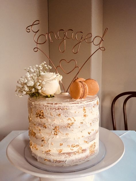 🥂💍 Four layer engagement cake with vanilla cake and vanilla buttercream. Topped with homemade caramel macaroons and fresh flowers with edible gold embellishments Caramel Macaroons, Edible Gold, Engagement Cakes, Gold Embellishment, Homemade Caramel, Graduation Cakes, Vanilla Buttercream, Macaroons, Layer Cake