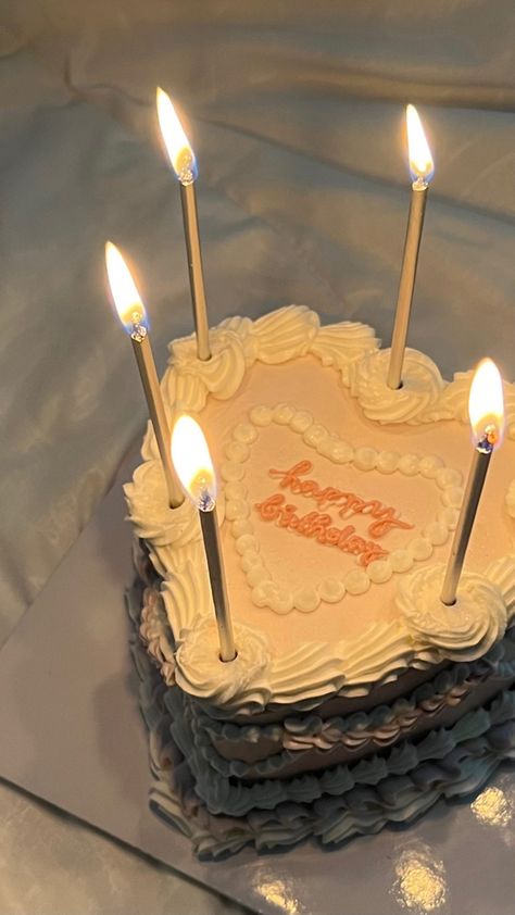 Aesthetic Birthday Candles, Velas Aesthetic, Lunchbox Cake, Cake With Candles, Aesthetic Birthday, Heart Cake, Birthday Wishlist, Carrot Cake, Birthday Candles