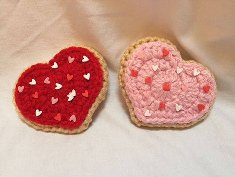 How To Crochet Tea Coaster Granny Heart Pattern Crochet Valentines Decor, Crochet Wedding Gifts, Crochet Tray, Easy Crochet Heart, Cookies Sprinkles, Crochet Wedding Gift, Valentine Crochet, Crochet Valentines, Crochet Valentine