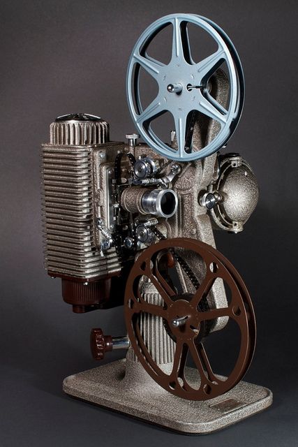 Revere Eight Projector ( FIlm 16mm / Vintage / Antique / Retro Machines 40s ) Fotocamere Vintage, Cinema Projector, Film Projector, Film Reel, Antique Cameras, Old Technology, Old Cameras, Movie Projector, Vintage Film