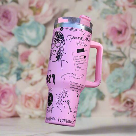 Introducing the Insulated Tumbler - Taylor Swift Edition. This stylish and functional tumbler is designed for fans who appreciate a touch of creativity and practicality. It offers a unique combination of durability and aesthetic appeal, making it perfect for everyday use or as a collectible item. Size: 40 oz capacity, ideal for keeping your beverages hot or cold for extended periods. Material: Made from high-quality stainless steel, ensuring long-lasting durability and resistance to rust. Design Taylor Swift Items, Taylor Swift Stanley, Taylor Swift Things, Taylor Swift Tumblr, Swift Code, Tyler Swift, Taylor Merch, Pickle Gifts, Aesthetic Backpack