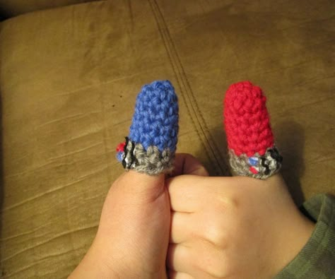 Crochet Thumb War Light Sabers : Here is a pattern for Star Wars inspired light sabers for a thumb war. Birthday Crochet Ideas, Weird Crochet, Geek Crochet, Theme Dinners, Star Wars Crochet, Crochet Cake, Crochet Star, Crochet Geek, Quick Crochet Patterns