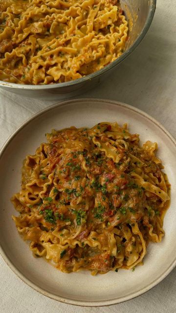 ALFIE STEINER on Instagram: "CARAMELISED ONION + BROWN BUTTER PASTA 🤤  what’s your go-to midweek meal? my caramelised onion + brown butter malfadine is comforting, quick to make + absolutely delicious. ideal for feeding you, friends + family.   AD| the recipe uses just a handful of ingredients you’ll probably have already. the key is to brown your butter - my go to is @flora_family_uki salted. creamy + rich, it caramelises your onions to perfection. it’s also made from natural ingredients.  add garlic, sun dried tomatoes, cream + a few other bits, then that’s it! my full recipe can be found below - so enjoy + let me know if you give a go 👇  INGREDIENTS (serves 4)  320g pasta of choice - I used malfadine (+ pasta water) 2 large brown onions 4 garlic cloves 280g sun dried tomatoes 30g fres Caramelised Onion Pasta, Malfadine Pasta, Brown Butter Pasta, Caramalised Onions, Onion Pasta, Caramelised Onion, Carmelized Onions, Pasta Water, Butter Pasta