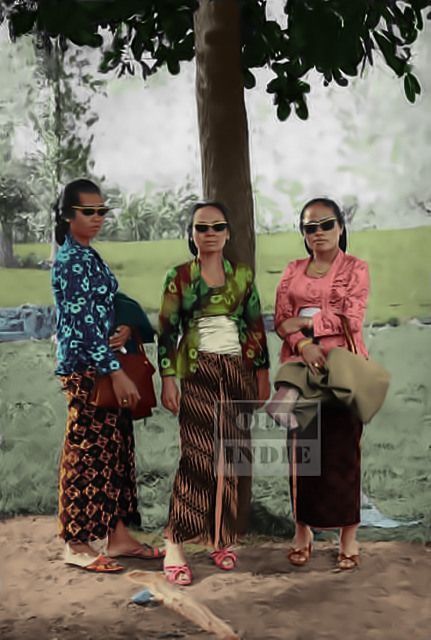 Potret ibu-ibu gaul tahun 1960-1970an Kebaya Vintage, Iphone Image, Traditional Chic, Indonesian Wedding, Image Logo, Outfits 70s, Eid Outfit, Batik Fashion, Batik Pattern