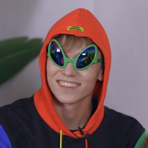 vernon alien glasses Cute Vernon, Vernon Glasses, Vernon Memeable Face, Alien Glasses, Seventeen Halloween, Vernon Cute, Vernon Funny, Aliens Meme, Ugly Photos