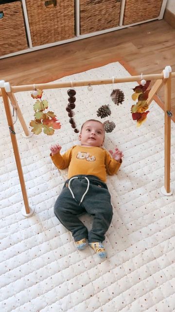 Baby Play Ideas, Diy Baby Gym, Baby Gym Toys, Baby Play Gym, Baby Sensory Play, Colored Leaves, Diy Bebe, Baby Mat, Visual Perception