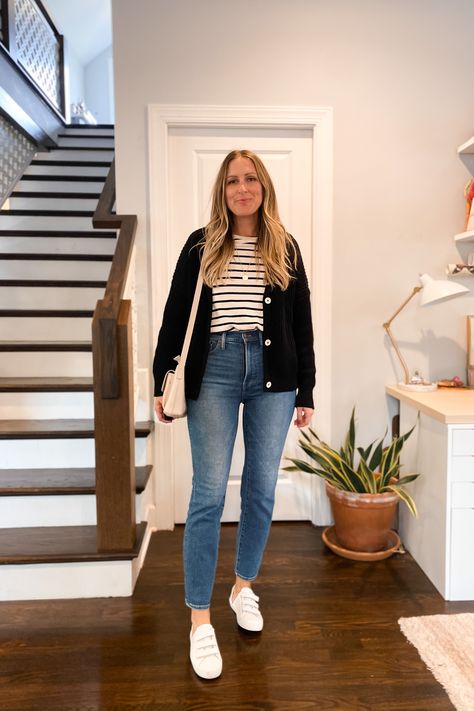 White And Black Striped Shirt Outfit, Casual White Sneakers Outfit, Black Striped Shirt Outfit, Striped Tshirt Outfits, Black Jeans Outfit Casual, Stripe Cardigan Outfit, White Striped Shirt Outfit, Black Cardigan Outfit, Tshirt And Jeans