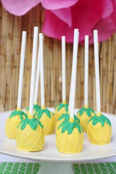 Pineapple Cake Pops, Hawaii Birthday Party, Tropisk Fest, Hawaii Birthday, Pineapple Birthday Party, Tropical Birthday Party, Pineapple Birthday, Cake Ball, Aloha Party