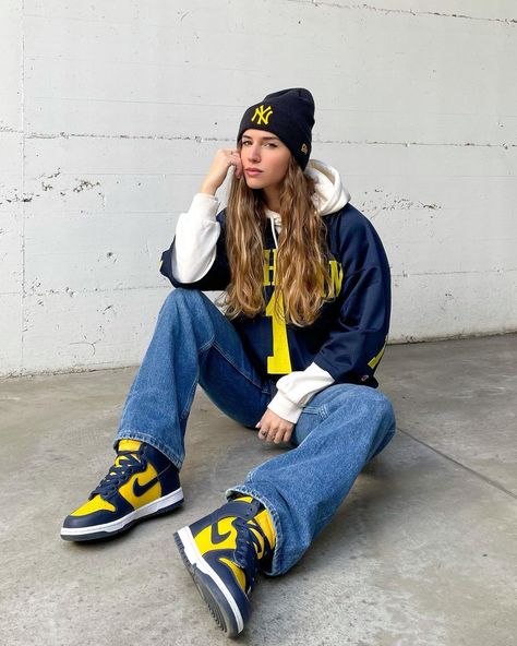 Michigan Outfit, Outfit 90s Style, Shoe Outfits, Dunks Outfit, Fashion Reference, Vintage Michigan, Outfit 90s, Street Style Outfits Men, Thrift Shop