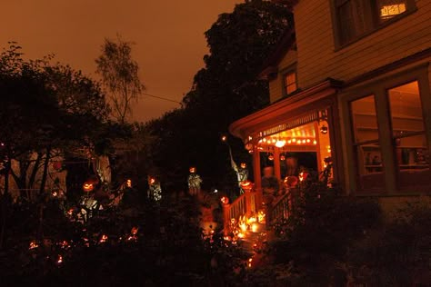 Halloween Town Background, Outdoors Halloween Decorations, Halloween Aesthetic Landscape, Midwest Halloween Aesthetic, Nostalgic Halloween Aesthetic, Halloween Aesthetic House, Classic Halloween Aesthetic, Halloweencore Aesthetic, Scary Halloween Aesthetic