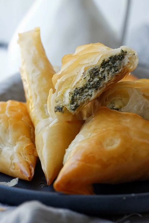 Easy Spinach Recipes, Vegetarian Picnic, Veggies Snacks, Cheese Triangles, Cream Cheese Spinach, Phyllo Dough Recipes, Quinoa Bites, Phyllo Pastry, Spinach Recipe