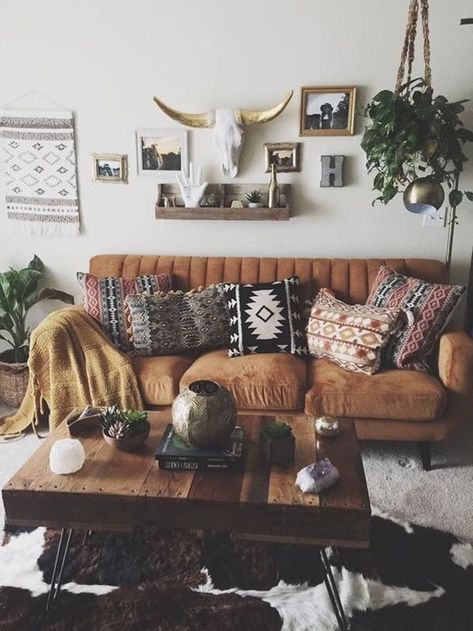 Awesome 30+ Rustic Living Room Decoration Ideas With Bohemian Style Cabo Style Home, Modern Rustic Chic Living Room, Retro Western Home Decor, Mountain Western Decor, Spanish Western Home Decor, Western Coffee Table Decor, Southwestern Style Living Room, Living Room Western Decor, Southwestern Living Room Decor