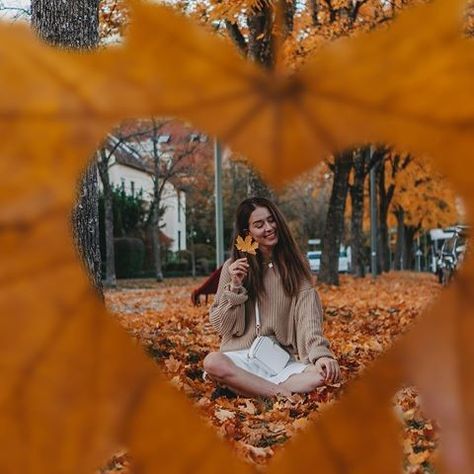 October Photoshoot Ideas, October Photoshoot, Autumn Photography Portrait, Fall Photoshoot Ideas, Portret Feminin, Fall Photo Shoot Outfits, Wow Photo, Fall Shoot, Fall Portraits