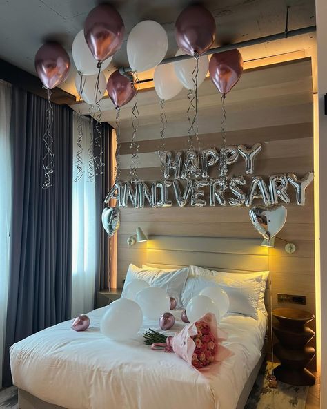 Happy Anniversary 🤍✨🌸 Anniversary balloons paired with 30 pretty pink roses 🥹 Arrange a surprise setup for your loved with us in less than 5 minutes. Simple steps to book 👇 ➡️ DM us ➡️ Note where you’ll be staying ➡️ Attach an image of the what you’re after ➡️ Leave the rest with us We work across London and outside surrounding areas📍 Next day delivery available 🎉 Hotels are all tagged on posts 🪄 • • #hoteldecor #hotelballoons #hoteldecoration #londonhotel #londonballoons #ballo... 1 Anniversary Decoration Ideas, 1 Year Anniversary Hotel Room Ideas, 1 Year Anniversary Room Set Up, Anniversary Room Set Up, Anniversary Ideas Decorations, One Year Anniversary Decorations, Anniversary Hotel Decoration Ideas, 1st Wedding Anniversary Decoration Ideas, Hotel Anniversary Ideas