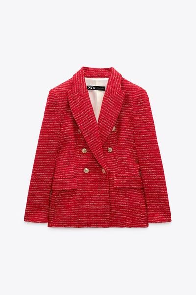 What Celebrities Buy At Zara & How They Style Their Favorite Pieces Herzogin Von Cambridge, Cut Blazer, White Ruffle Blouse, Textured Jacket, Army Green Jacket, Zara Blazer, Aspinal Of London, Long Blazer, Red Blazer