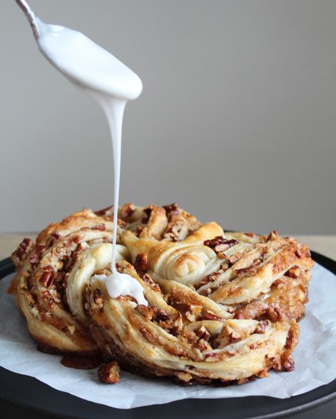 Pastry Recipes Breakfast, Puff Pastry Recipes Breakfast, Pecan Braid, Braided Pastry, Braid Recipes, Sweet Roll Dough, Cheesecakes Recipes, Pecan Cinnamon, Pistachio Muffins