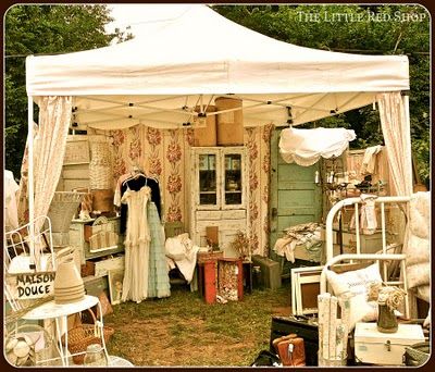 Shabby Chic market booth.......looks fabulous. Great items to use for decorating. Vintage Market Booth, Market Tent, Wallpaper Backdrop, Flea Market Booth, Vintage Booth, Stand Feria, Market Booth, Shop Displays, Antique Booth