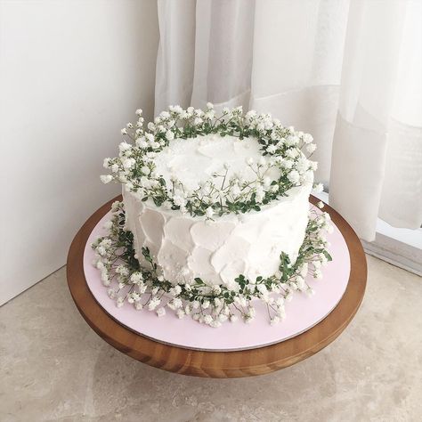 This beloved baby breath cake into a smash cake 😍 Birthday Cake With Baby Breath Flowers, Cake With Baby Breath Flowers, Wedding Cake Baby Breath, Baby’s Breath Cake, White Smash Cake, Vintage Baby Shower Cake, Gender Cake, White Flower Cake, Dessert Display Wedding