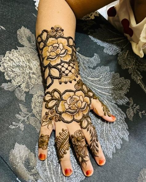 Baby Hand Mehndi Design Front Side, Small Hands Mehndi Design For Kids, Baby Hands Mehndi Design, Baby Mehendi Designs Hands, Mehendi For Kids Hands, Baby Mehendi Designs, Baby Mehndi Design Simple, Kids Hand Mehndi Design, Mehendi Designs For Kids Hands