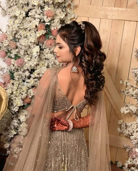 Bridal Hairstyles On Lehenga, Sangeeth Hairstyle Women, Hairstyles For Sangeet Function, Hairstyles For Mehndi Function, Lengha Hairstyles, Function Hairstyles, Long Hair With Braids, Elegant Messy Bun, Bun Hairstyles For Women