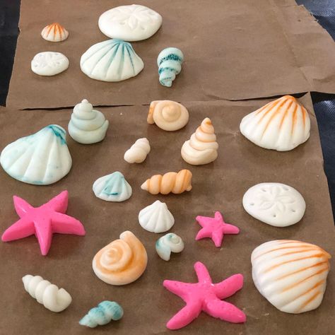 Fondant Seashells, Beach Birthday Cake, Seashell Cake, Sea Cupcakes, Beach Cakes, Happy Birthday Art, Fondant Animals, Fondant Cake Toppers, Cupcake Icing