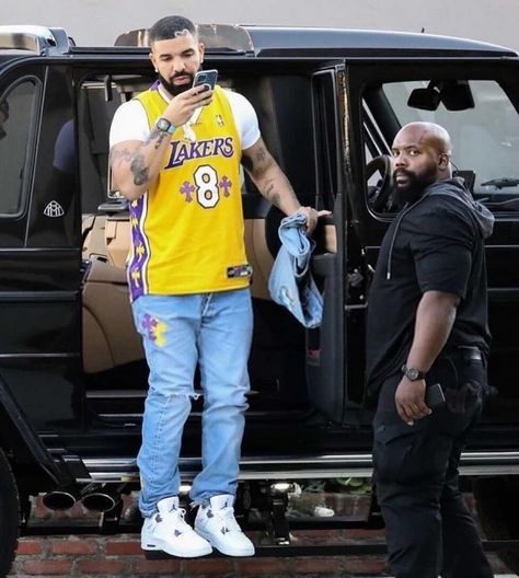 Nba Jersey Outfit, Kobe Jersey, Men Street Outfit, Pikachu Hoodie, Jordans Sneakers Outfit, Drake Clothing, Black Men Fashion Urban, Jordan Outfit, Big Men Fashion