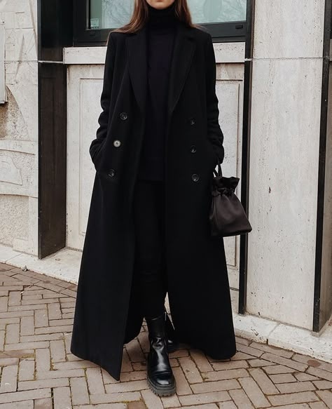 Fall Fashion Coats, Long Black Coat, Dark Academia Fashion, Academia Fashion, Black Outfits, All Black Outfit, Mode Inspo, Coat Outfits, Looks Chic