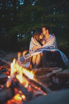 check out these adorable couples fall photoshoot ideas and fall picture ideas for couples #fallphotoshootcouple #fallpicturecouple Scorpius And Rose, Camping Couple, Winter Date Ideas, Guy Aroch, On The Wings Of Love, Camping Photo, Camping Photography, Night Couple, Festival Camping