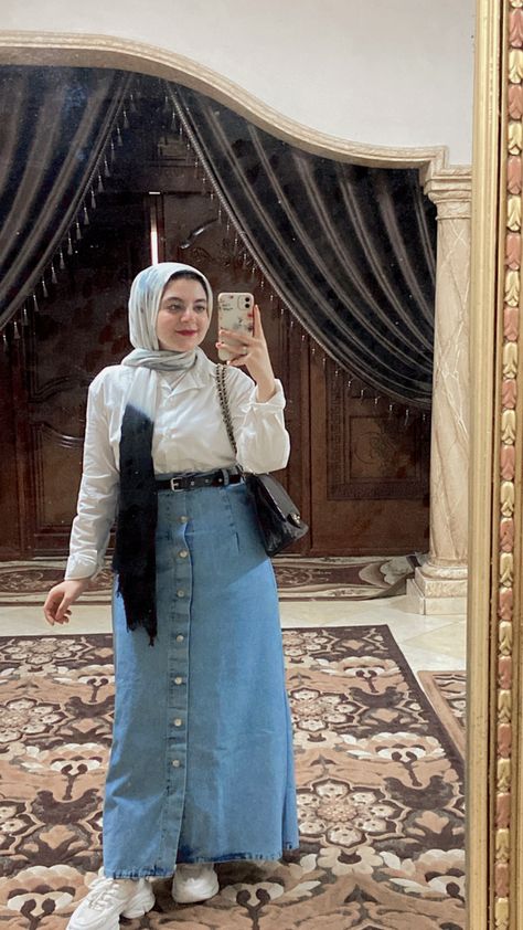 Hijabi Denim Skirt Outfit, Long Jeans Skirt, Woman Successful, Modest Hijab, Hijab Fashion Summer, Girly Swag, Chocolate Dishes, Modest Casual Outfits, Color Combos Outfit