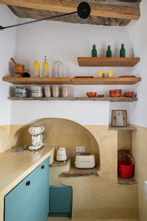 Greek House Interior, Greek Kitchen, Greek House, Kitchen Color, Santorini Greece, Architectural Digest, Kitchen Interior, Small Kitchen, Santorini