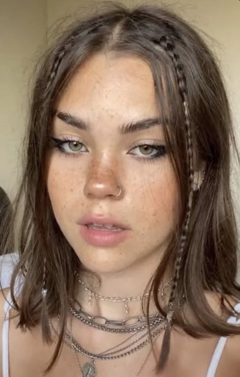 Indie Hair, Penteado Cabelo Curto, Short Hair With Bangs, Nose Piercing, Aesthetic Hair, Cute Hair, Pretty Hairstyles, Summer Hairstyles, Maquillaje De Ojos