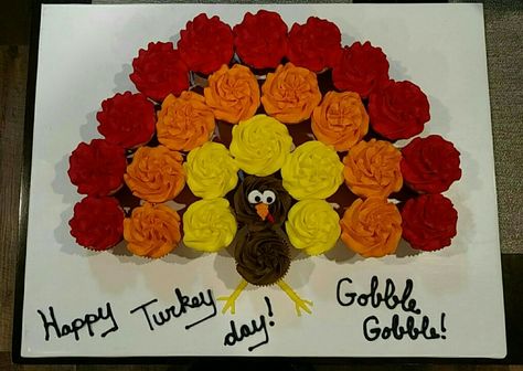 Thanksgiving Cupcakes Decoration, Thanksgiving Candy Crafts, Thanksgiving Cakes Decorating, Turkey Cupcake, Cute Thanksgiving Desserts, Thanksgiving Sweets, Turkey Cupcakes, Thanksgiving Candy, Turkey Cake