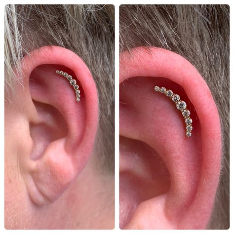 Elsker at lave ørepiercinger, da ikke ét øre “krøller” ens 😍 Her en fin cluster, lavet i frihånd i en Helix 😍 Ses i dag 10-18 😍 ❣️98121079❣️ Piercing Designs, Industrial Piercing Jewelry, Industrial Piercing, Ear Pins, Ear Stack, Body Modifications, Conch, Helix, Piercing Jewelry