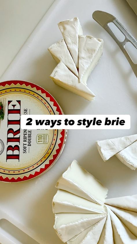 Brie Cheese Design, Cheeseplate Cheese Boards, Brie Cheese Charcuterie Board, Brie On Charcuterie Board, Brie Charcuterie Board Ideas, Brie Presentation, Charcuterie Board Brie, Charcuterie Board With Brie, Brie Charcuterie Board