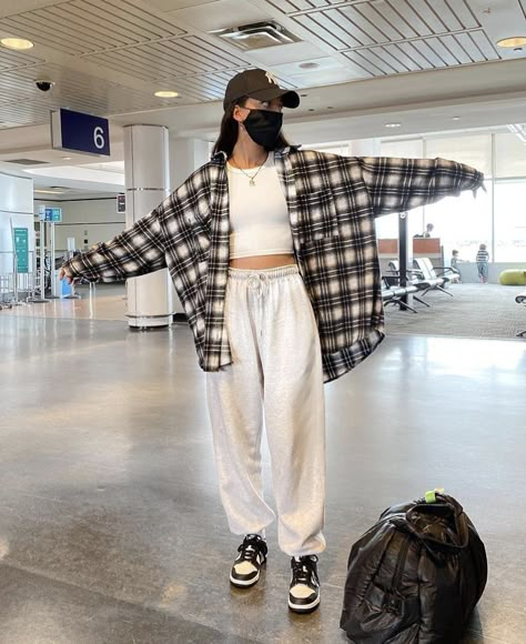 Kpop Flannel Outfit, Tomboy Airport Outfit, Airport Aesthetic Outfit Winter, Airport Look Aesthetic, Airplain Outfit, Neutral Airport Outfit, Grunge Airport Outfit, Cute Airport Fits Summer, Casual Airport Outfit Comfy