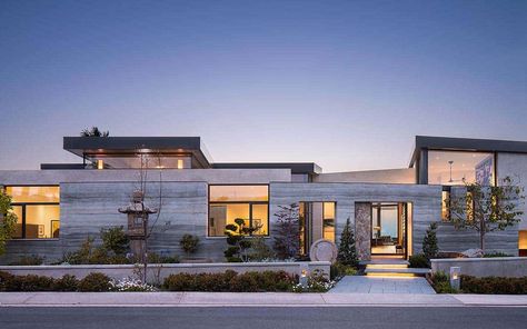 A California home blends Japanese zen with organic modern details Modern Zen Garden, Brandon Architects, Modern Japanese Garden, Dana Point California, Modern Japanese Style, Japanese Soaking Tubs, Zen Garden Design, Japanese Garden Design, Urban Farmhouse