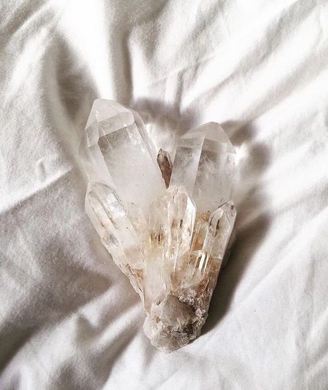 Sunday Vibes, Crystal Aesthetic, Crystals Healing Properties, Crystal Magic, Crystal Meanings, Clear Crystals, Crystal Grid, Chakra Healing, Crystal Gems