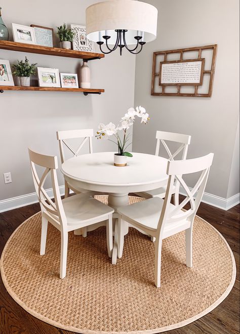 White round kitchen table with four chairs Apartment Decor Dining Area, Small White Kitchen Table, Kitchen Table Apartment Ideas, Small Kitchen Ideas Table, White Round Dining Table Decor, White Round Table Decor, Apartment Kitchen Table Ideas, Small Round Table Dining Room, Small Kitchen With Table