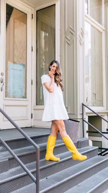 yellow hunter boots Dress And Rain Boots Outfit, Yellow Rain Boots Outfit, Hunter Rain Boots Outfit, Yellow Hunter Boots, Rainy Day Outfit For Fall, Nyc Street Style Spring, Casual Rainy Day Outfit, Rainy Day Outfit Casual, Rainboots Outfit