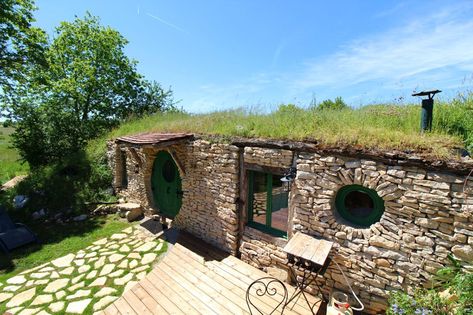 La maison troglodyte des Hobbits est un gîte semi-enterré et tout à fait authentique pour un séjour 2/4 personnes. #hebergementinsolite #nuitinsolite #maisonhobbit #maisontroglodyte #cybevasion Toulouse, Tree Trunk, Pergola, Outdoor Structures, Patio, Internet, Outdoor Decor, Plants, Home Decor